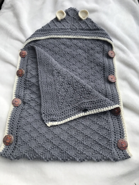 Bio-Babyfußsack dünn, handgestrickt aus Bio-Merinowolle, GOTS-zertifiziert, mulesing-frei